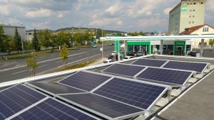 Read more about the article BayWa Tankstelle Photovoltaikanlage mit Sonderkonstruktion für Süd Aufständerung
