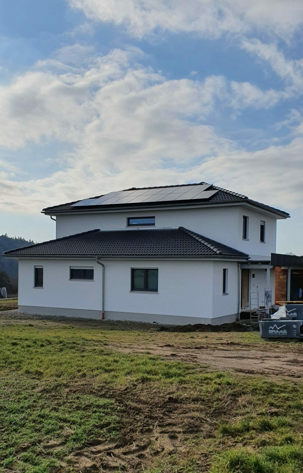 You are currently viewing Einfamilienhaus, Neubau, 9,9 kWp Photovoltaikanlage, Selbstverbrauch mit Tesla (13,5 kWh) Speicher