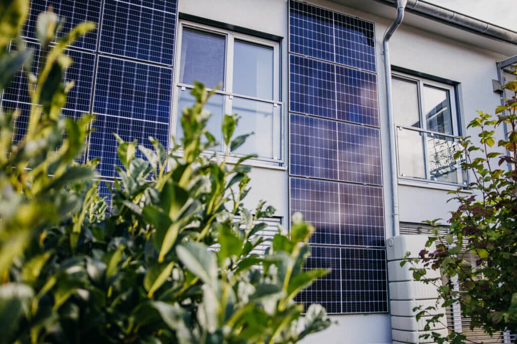 Solarpaneele an einem modernen Gebäude